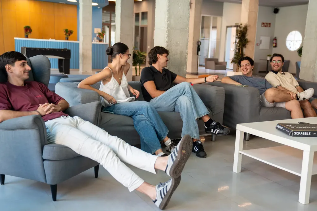 Salón compartido de la residencia con estudiantes conversando